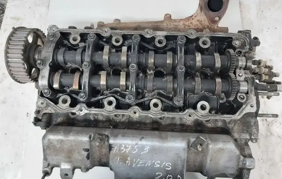 Toyota Avensis T220 Engine head 