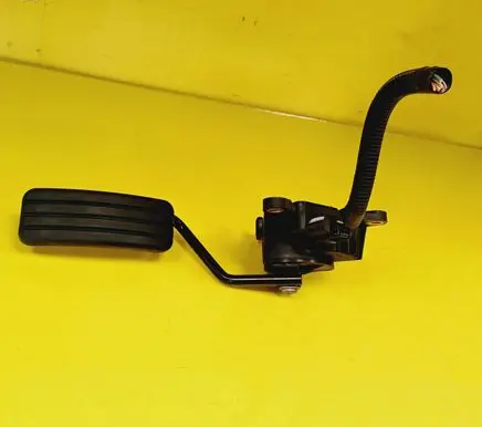 Accelerator throttle pedal