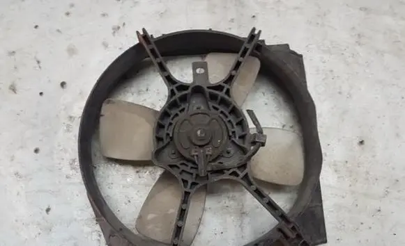 Radiator cooling fan shroud