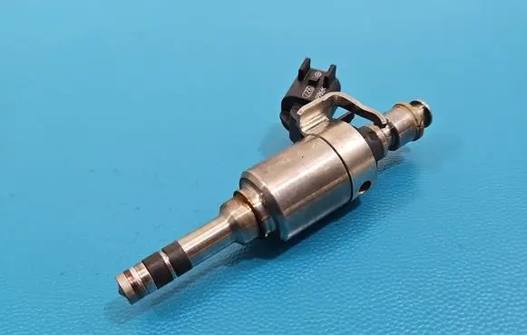 Opel Insignia B Fuel injector 0261500383 IMPRK1563623