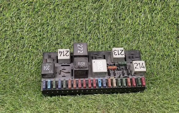 Audi 80 90 S2 B4 Fuse module 443941822B