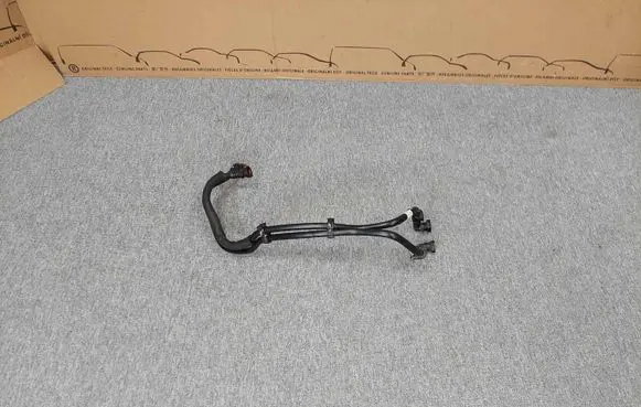 Engine coolant pipe/hose