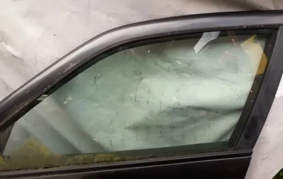 Nissan Primera Front door window glass four-door