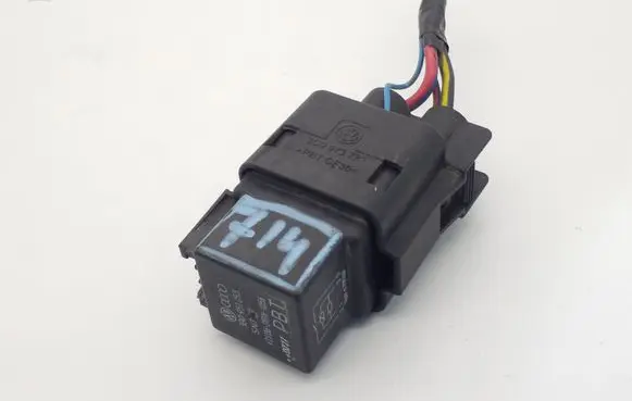 Volkswagen PASSAT CC Glow plug pre-heat relay 3B0951253
