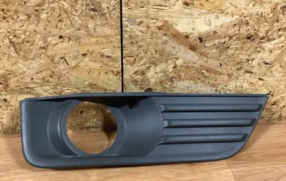 Ford Focus Front fog light trim/grill 4M5119952A 4M5119952AE