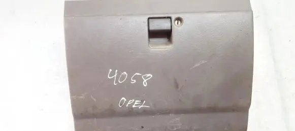 Opel Monterey Glove box