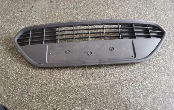Ford Focus Front bumper lower grill 8M5117B968A