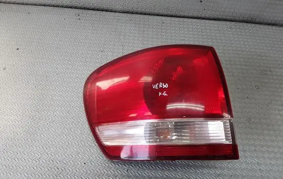 Toyota Avensis Verso Rear/tail lights