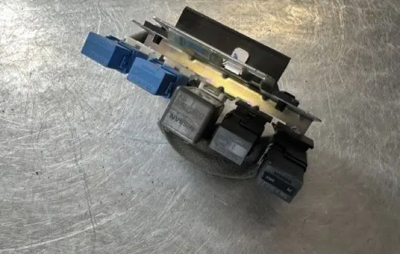 Nissan Qashqai Relay mounting block 5WK48775