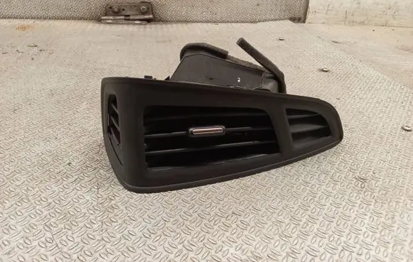 Ford Focus Dashboard side air vent grill/cover trim BM51018B08