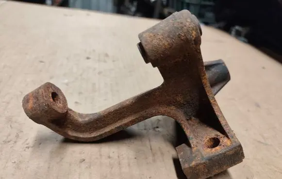 Engine mounting bracket