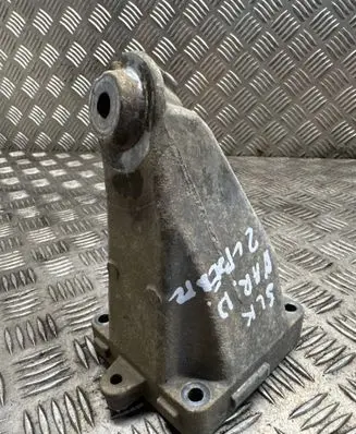 Engine mounting bracket