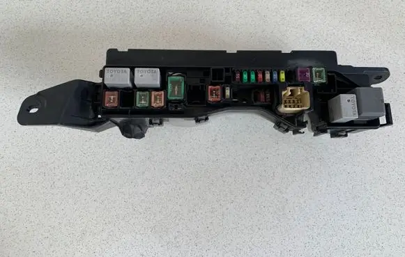 Toyota Avensis T250 Fuse box set 9008087030 9008087019