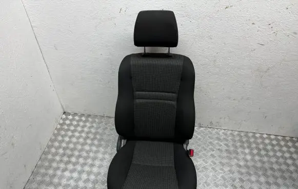 Toyota Avensis T250 Front passenger seat 7110005B11B0