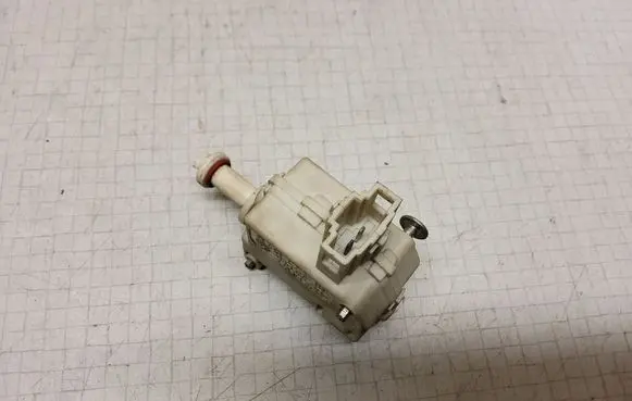 Volkswagen PASSAT B5 Central locking motor 