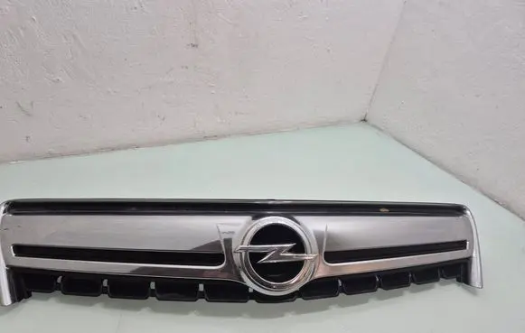Opel Antara Front bumper upper radiator grill 25983424