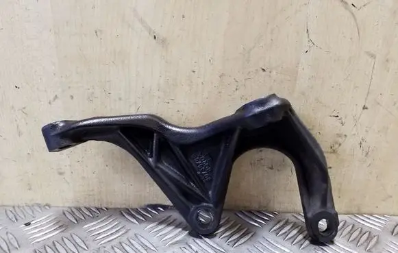 Volvo XC90 Engine mounting bracket 30735708