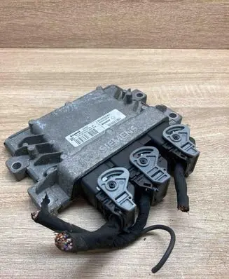 Renault Clio III Engine control unit/module ECU S120200105A 8200522357
