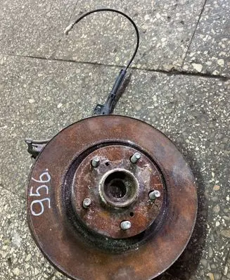 Toyota Avensis T220 Front wheel hub