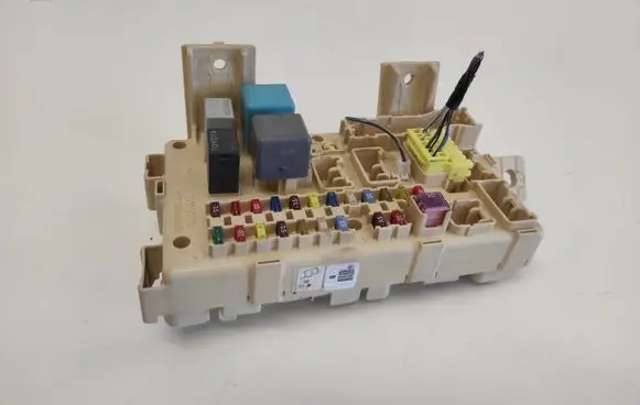 Toyota Avensis T250 Fuse module 2020693141 06011222421002