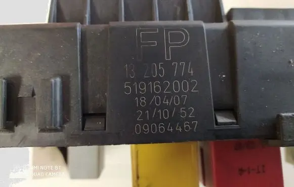 Opel Signum Fuse module 13205774 519162002 09064467
