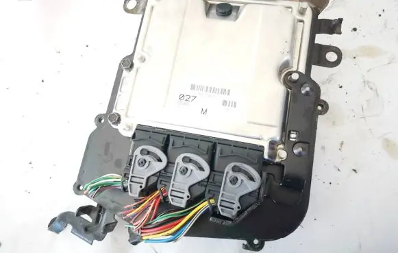 Mitsubishi Carisma Engine control unit/module mr577027