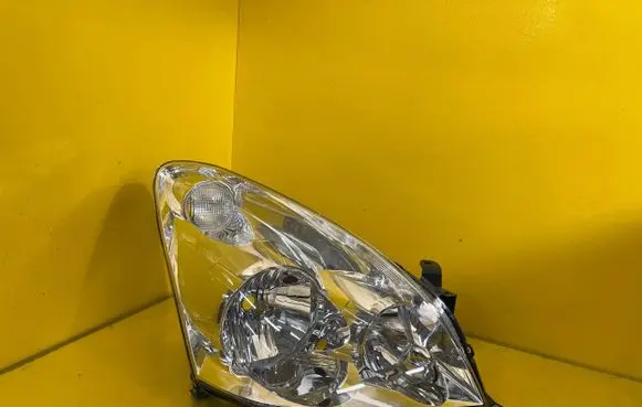 Toyota Corolla Verso E121 Headlight/headlamp SS8186101E