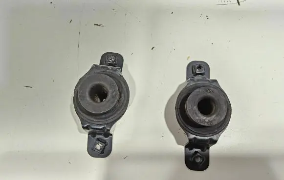 Radiator mount bracket