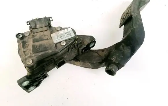 Accelerator throttle pedal