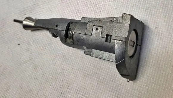 Volkswagen Touareg II Front door lock 7P6837167
