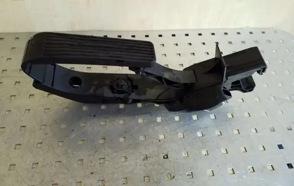 Mercedes-Benz E W211 Accelerator throttle pedal A2113000404