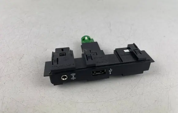 Volkswagen Tiguan USB socket connector 5Q0035726E 5Q0035724