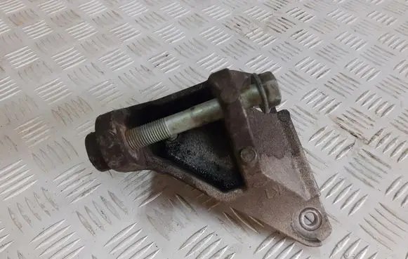 Nissan Pulsar Engine mounting bracket