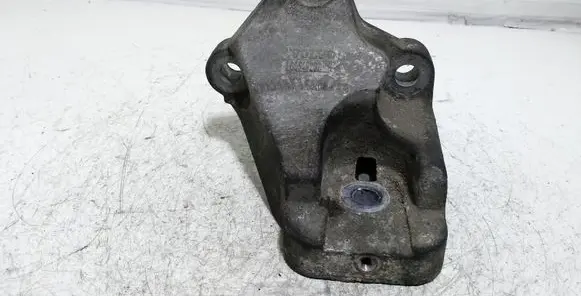 Volvo XC90 Engine mounting bracket 08649262