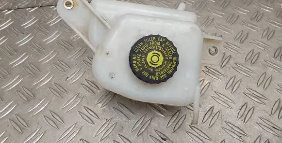 Toyota Yaris Brake fluid reservoir 