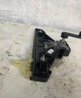 Rear door manual window regulator