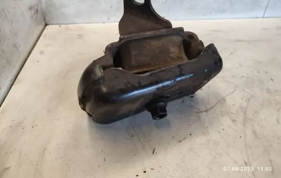 KIA Sorento Engine mount bracket 218123E150