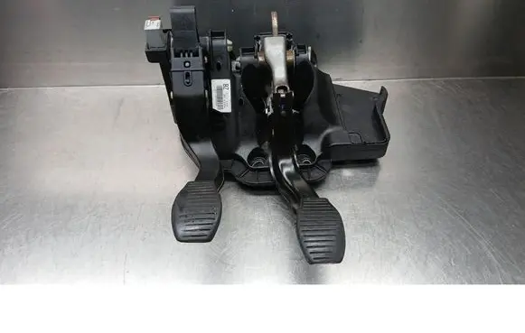 Opel Corsa D Accelerator throttle pedal 55703354