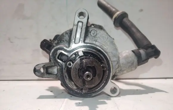 Volvo XC90 Vacuum pump 08658230