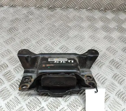 Volkswagen PASSAT B8 Engine mount bracket 5Q0199555BH