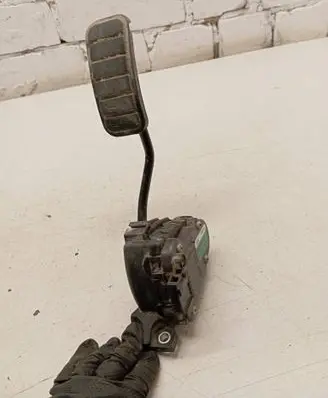 Accelerator throttle pedal