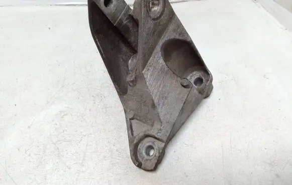 Nissan Juke I F15 Engine mounting bracket