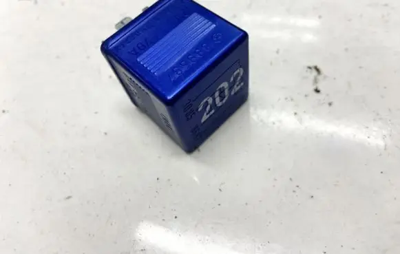 Volkswagen PASSAT B5 Other relay 8a0951253