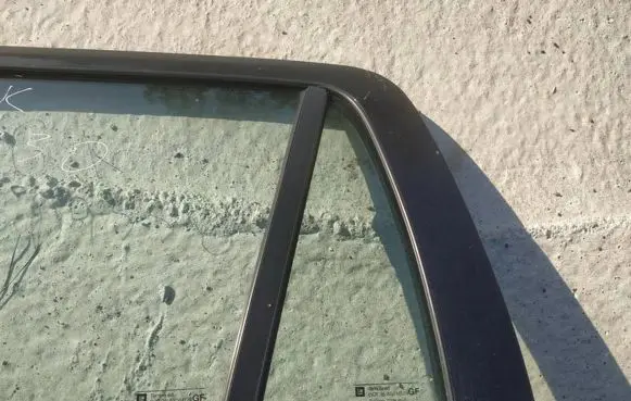 Opel Astra G Rear vent window glass as2