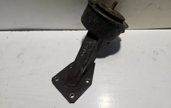 Engine mount bracket