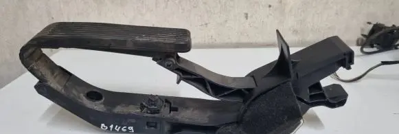 Mercedes-Benz E W211 Accelerator throttle pedal A2113000404