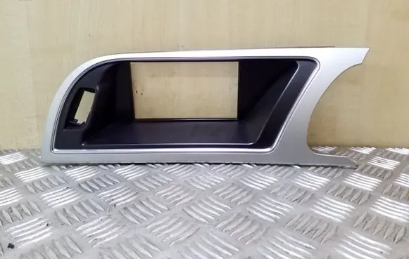 Radio/GPS head unit trim