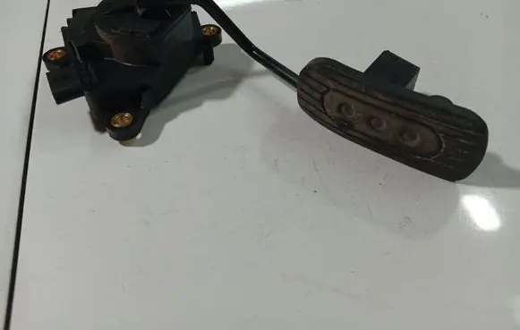Nissan Micra Accelerator throttle pedal 18002AX700