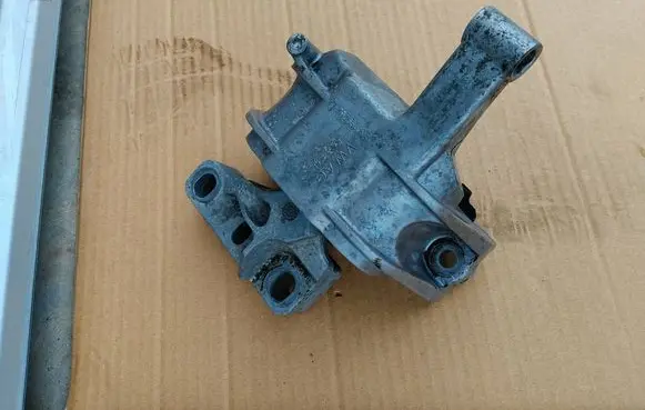 Volkswagen Tiguan Engine mount bracket 5N0199262D