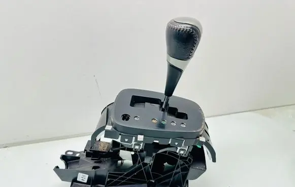 Toyota Yaris Gear shifter/selector J04153241